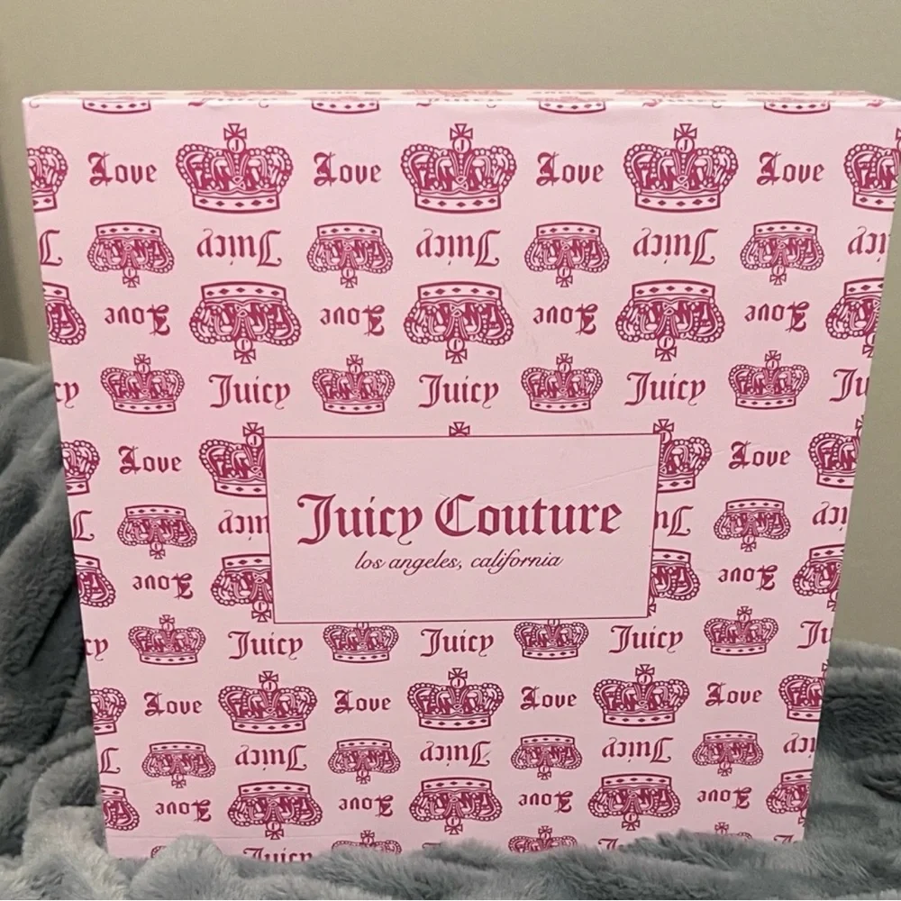 Juicy Couture Big Spender 3-Piece
Gift Box Set in velvet "Liquorice" colorway. - Picture 6 of 6